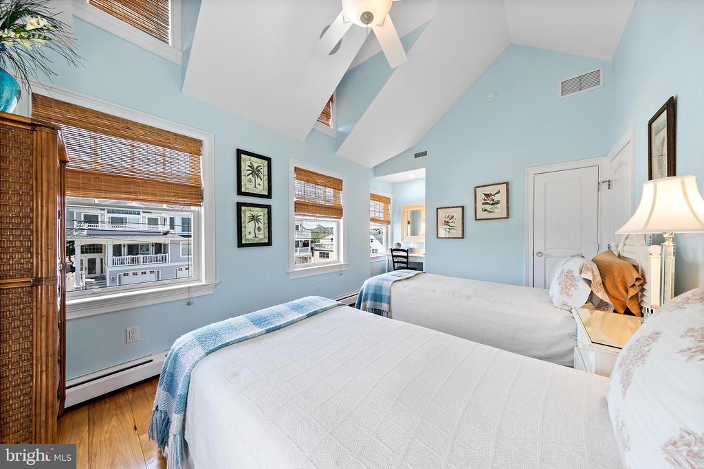 127 E RYERSON LANE