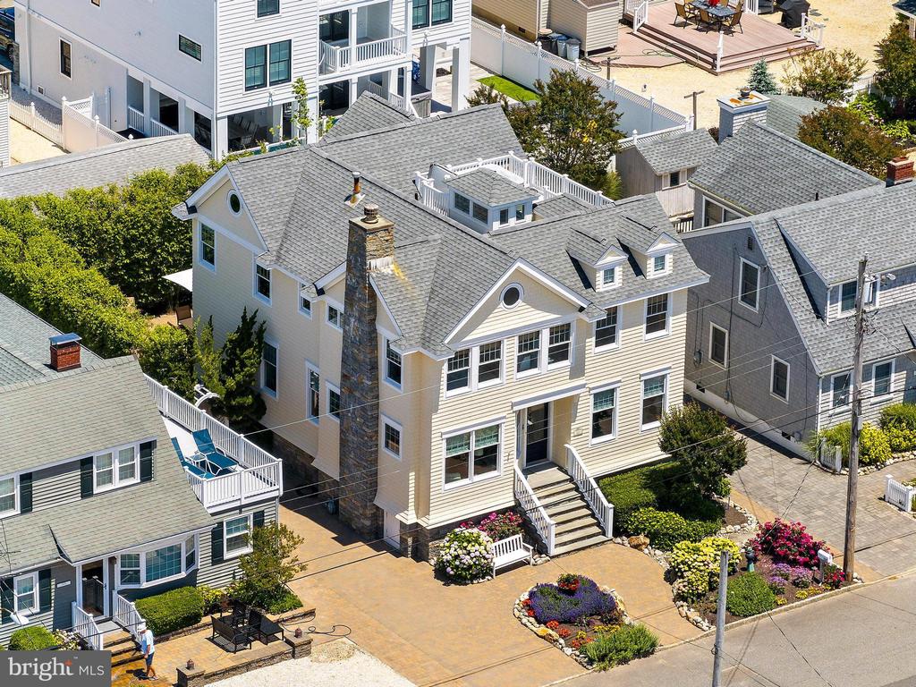 127 E RYERSON LANE