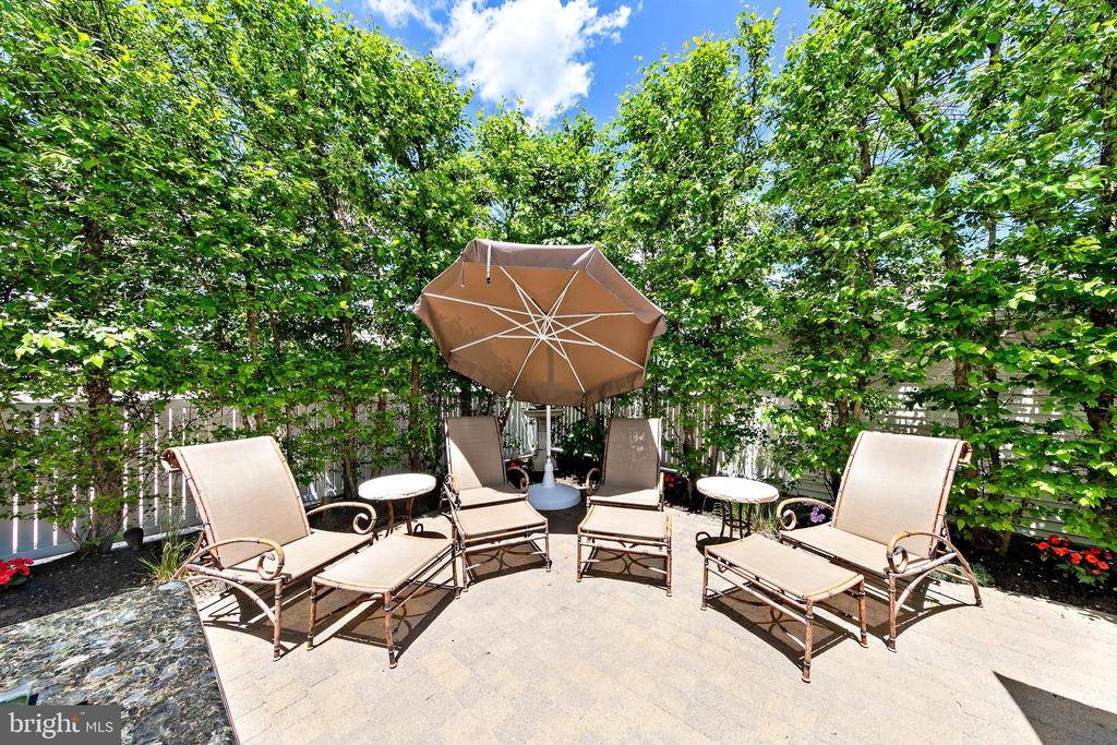 127 E RYERSON LANE
