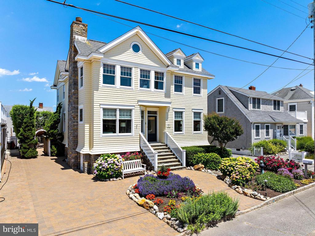 127 E RYERSON LANE
