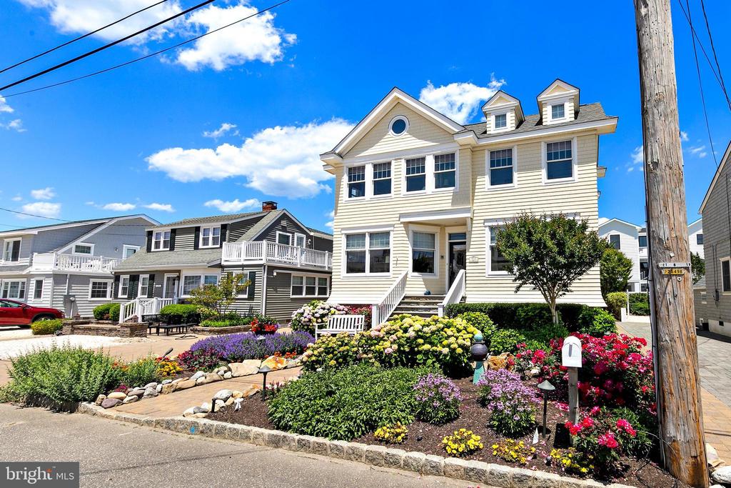 127 E RYERSON LANE