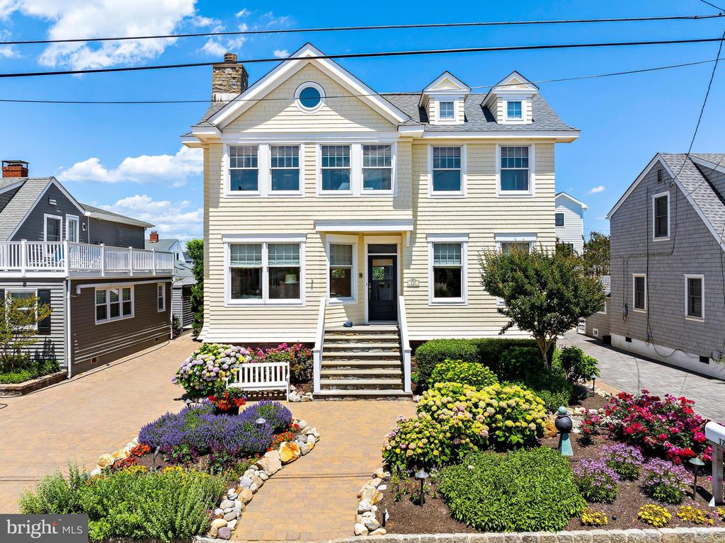 127 E RYERSON LANE