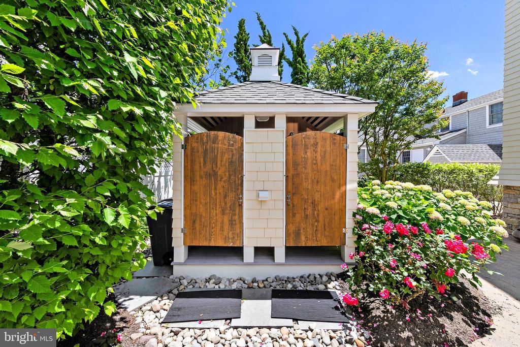 127 E RYERSON LANE