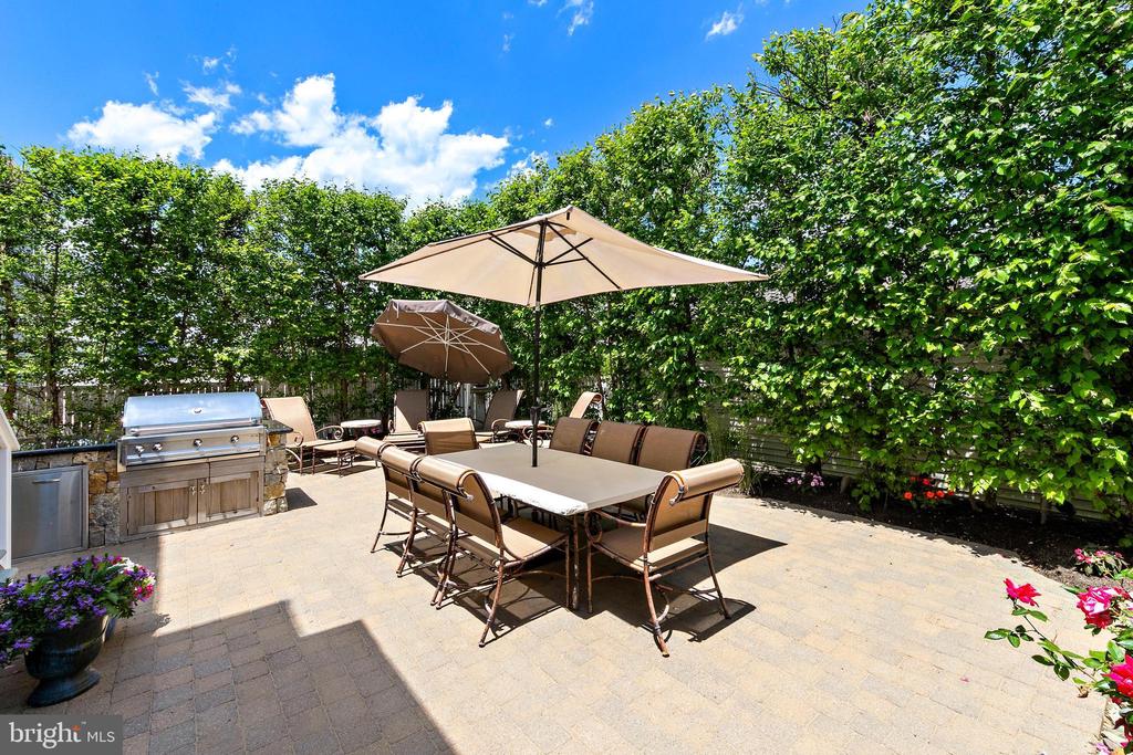 127 E RYERSON LANE