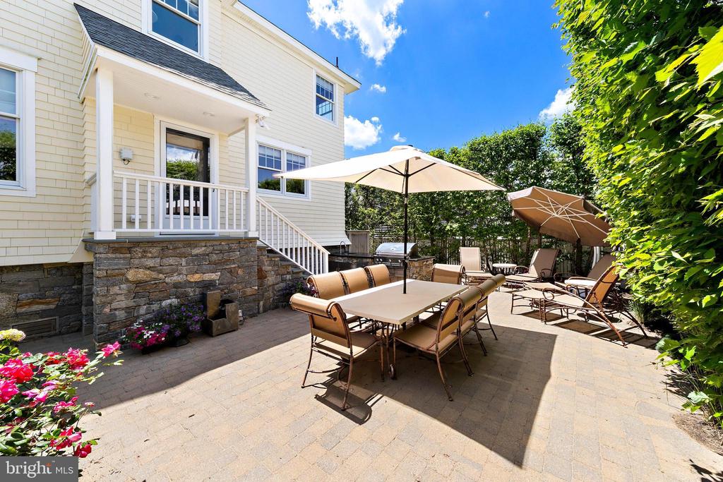 127 E RYERSON LANE
