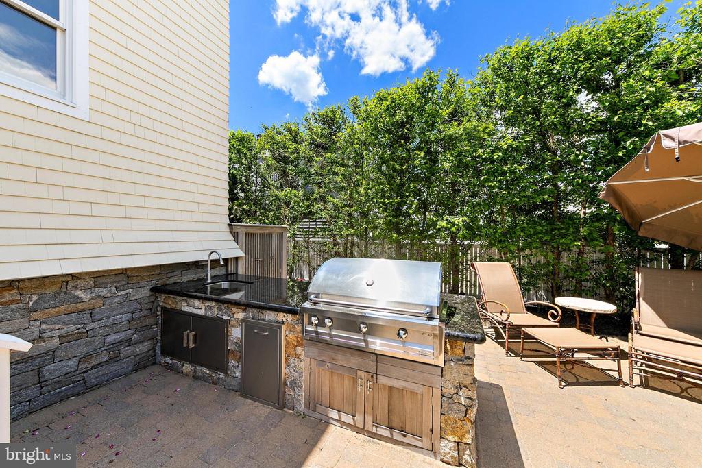 127 E RYERSON LANE