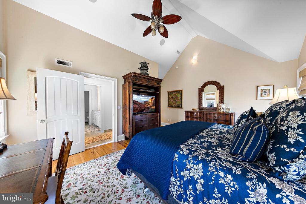 127 E RYERSON LANE