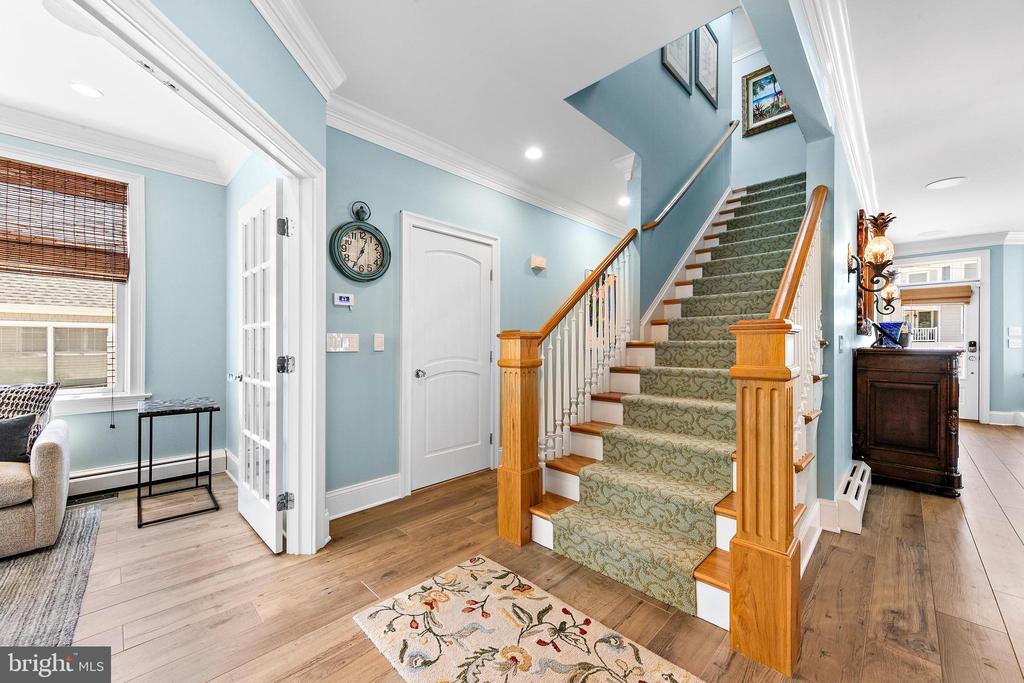 127 E RYERSON LANE
