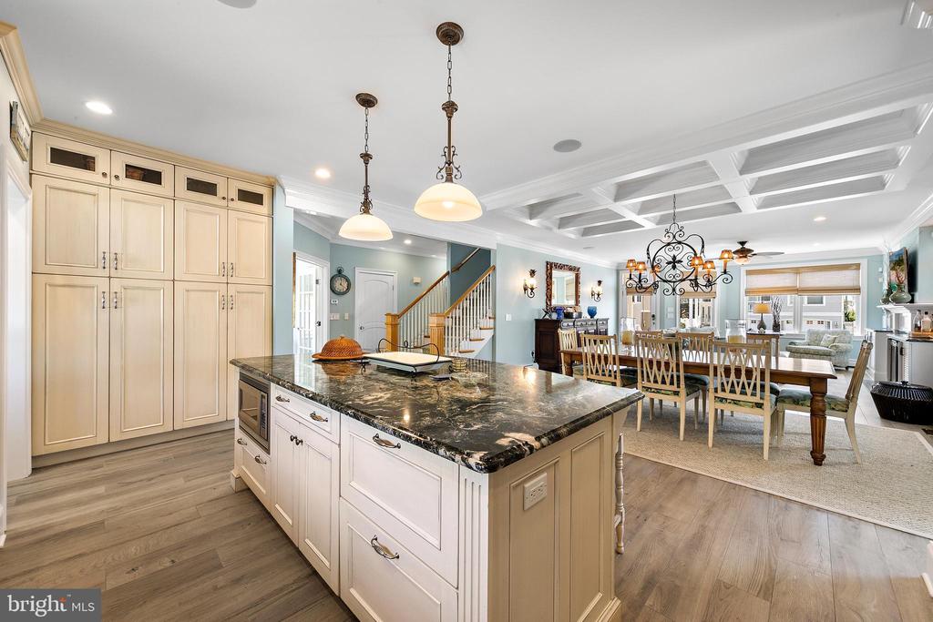 127 E RYERSON LANE