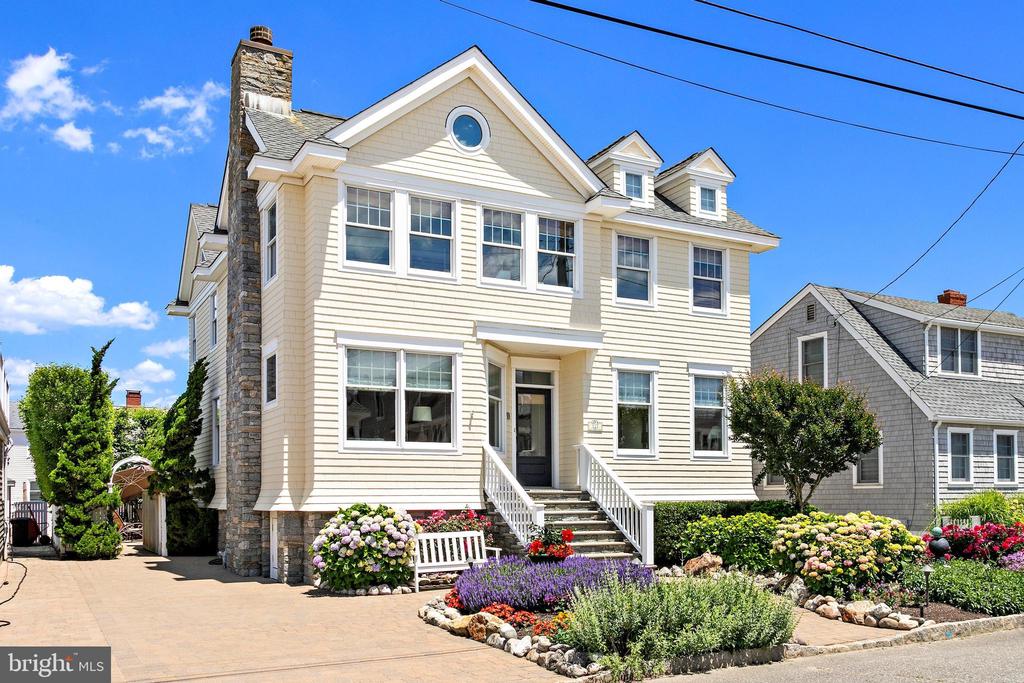 127 E RYERSON LANE