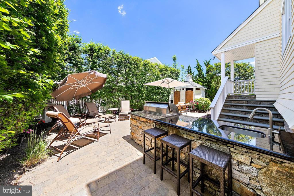 127 E RYERSON LANE