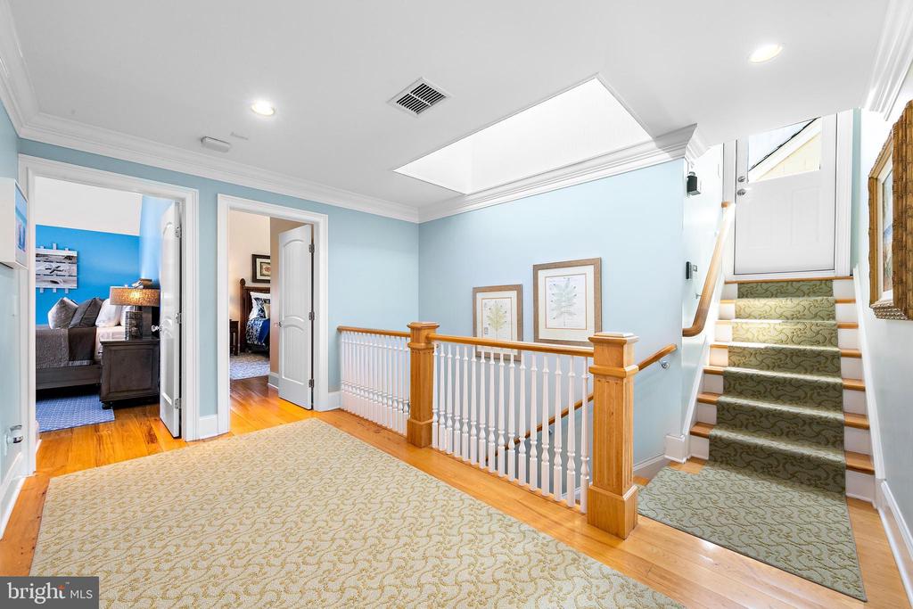 127 E RYERSON LANE