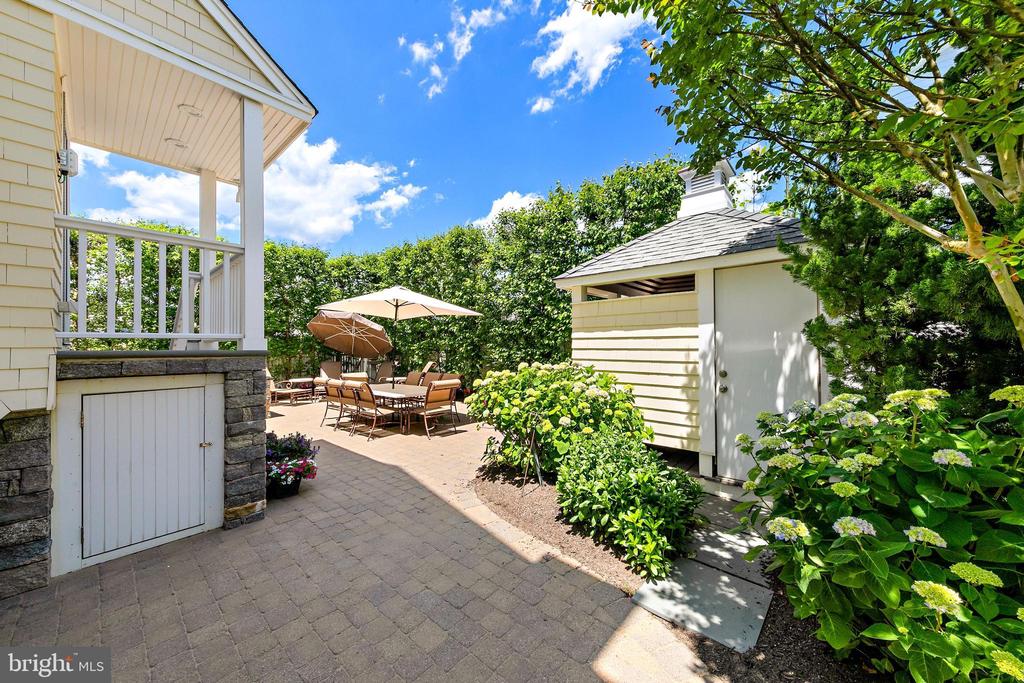 127 E RYERSON LANE