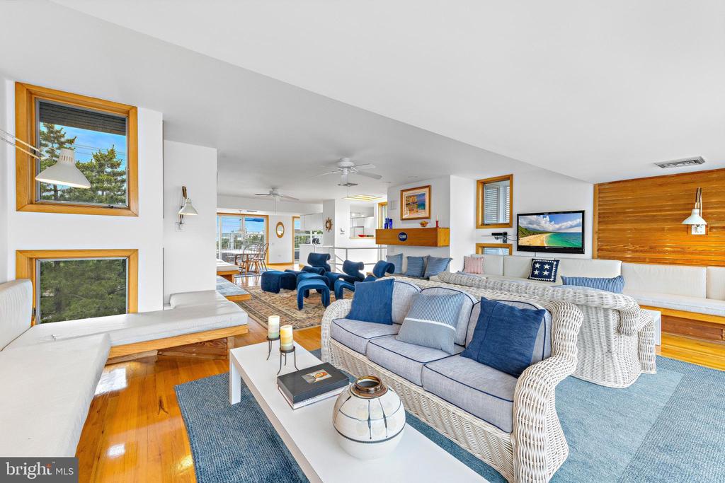 1033 LONG BEACH