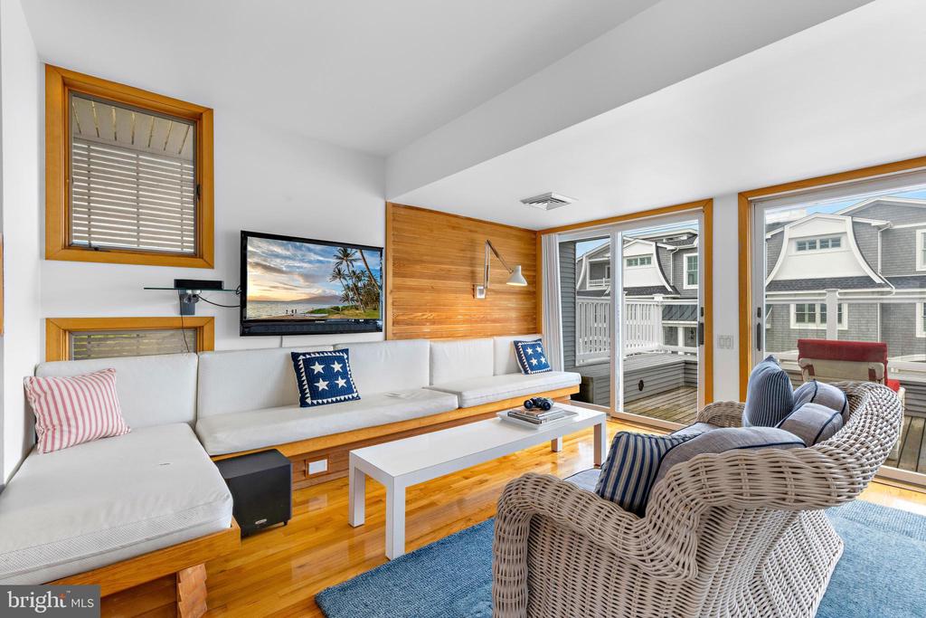 1033 LONG BEACH