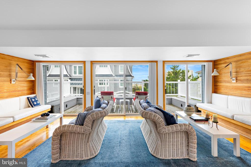 1033 LONG BEACH