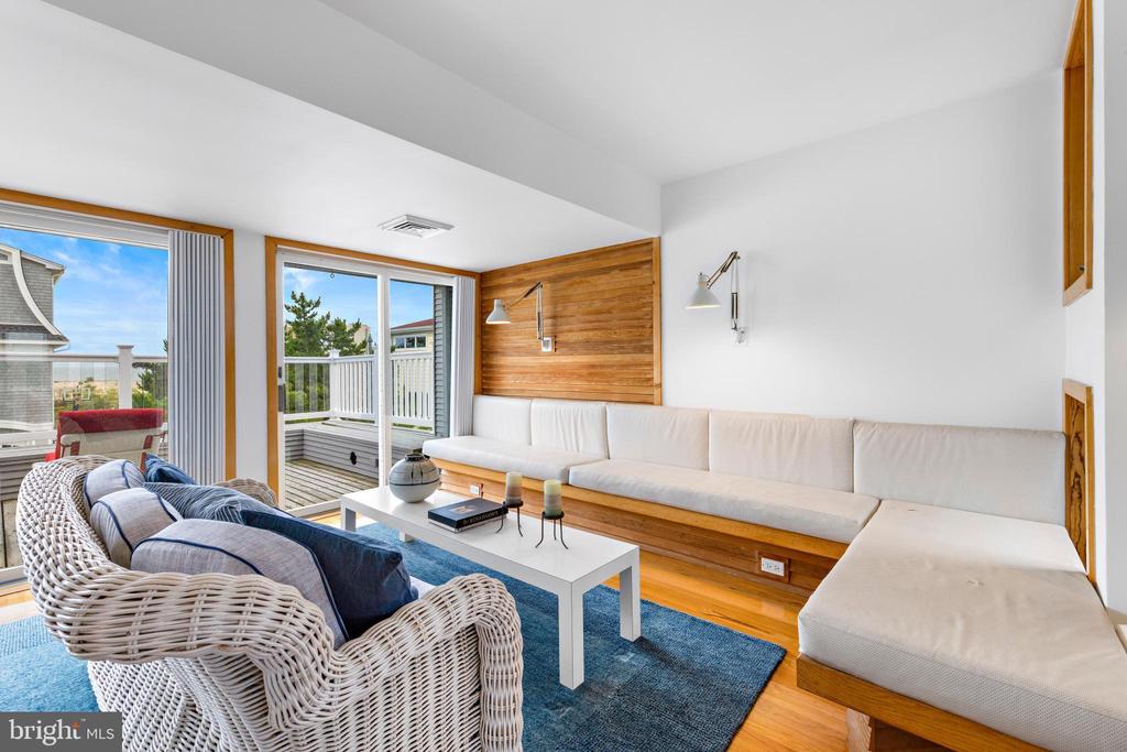 1033 LONG BEACH