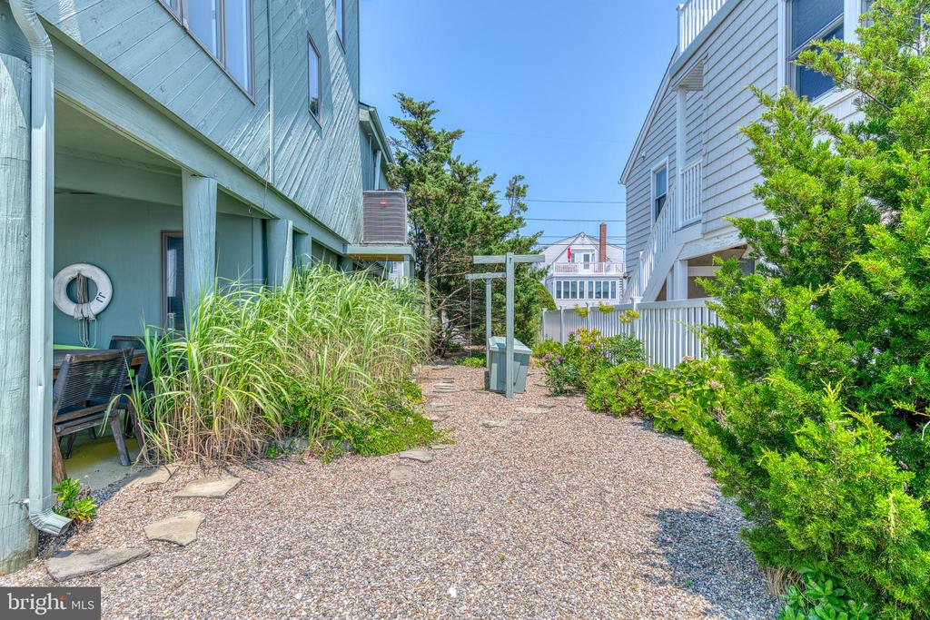 102 S 33RD