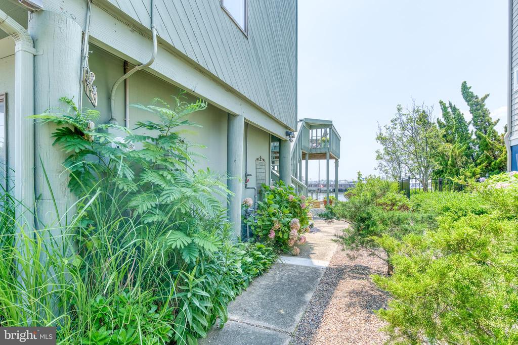 102 S 33RD