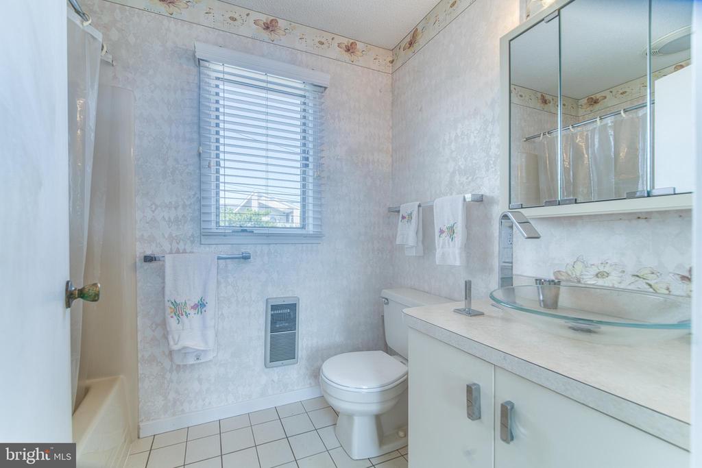 102 S 33RD
