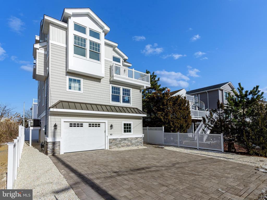 5 E MURIEL AVENUE