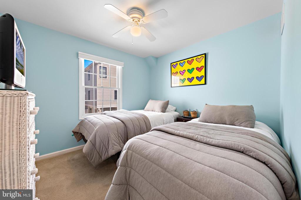 2305 S BAY AVENUE Unit: B