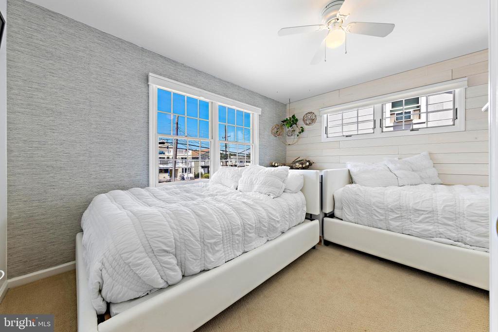 2305 S BAY AVENUE Unit: B