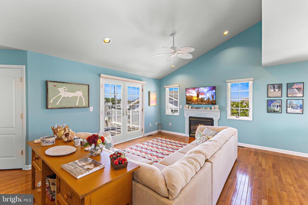 2305 S BAY AVENUE Unit: B