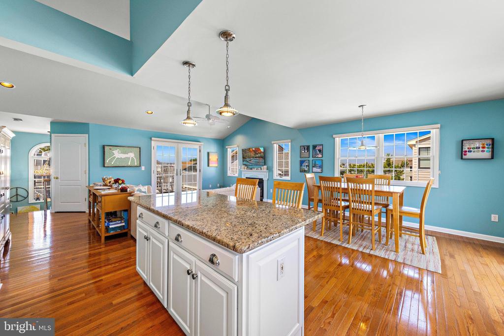 2305 S BAY AVENUE Unit: B
