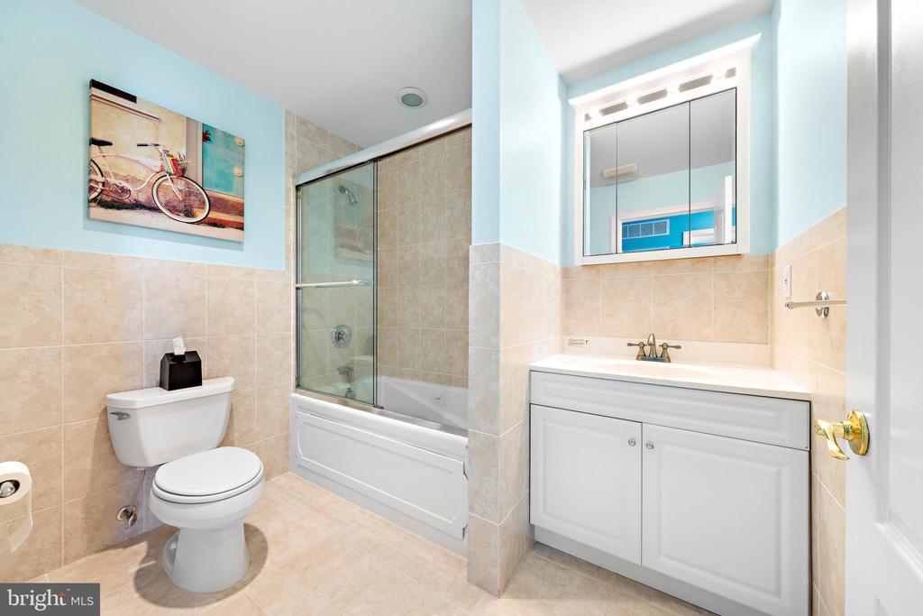 2305 S BAY AVENUE Unit: B
