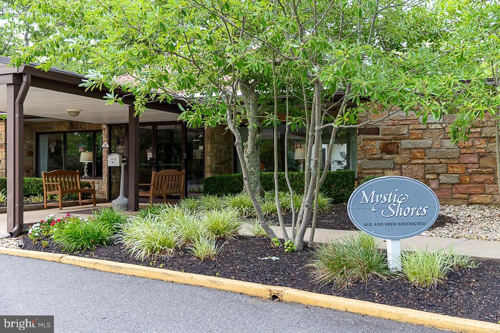 208 LANTERN PLACE