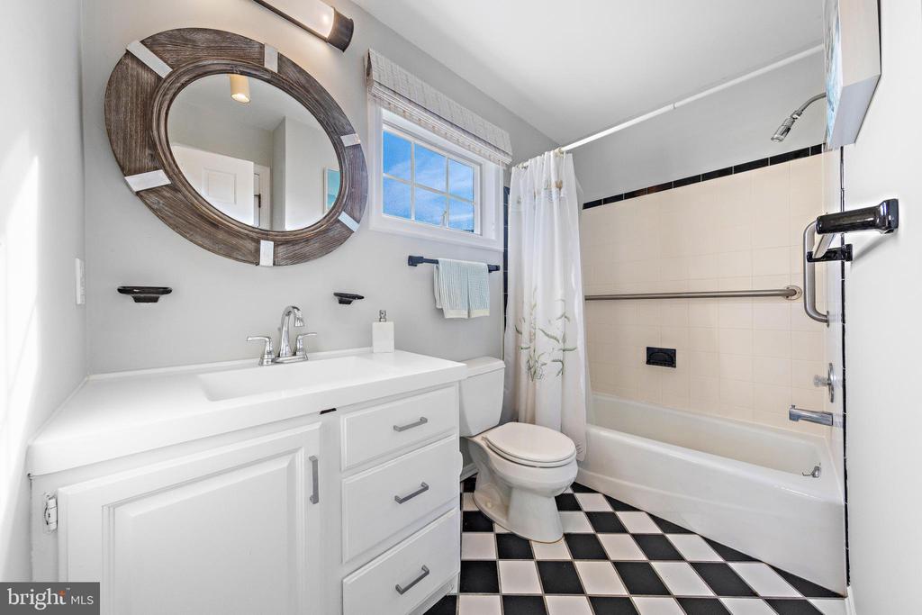 108 ROXIE AVENUE Unit: 2
