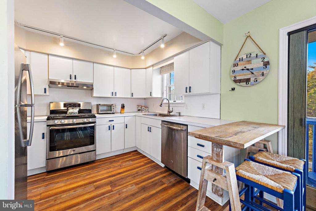 108 ROXIE AVENUE Unit: 2