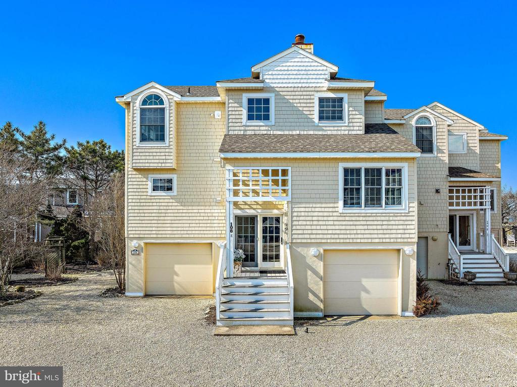 108 ROXIE AVENUE Unit: 2