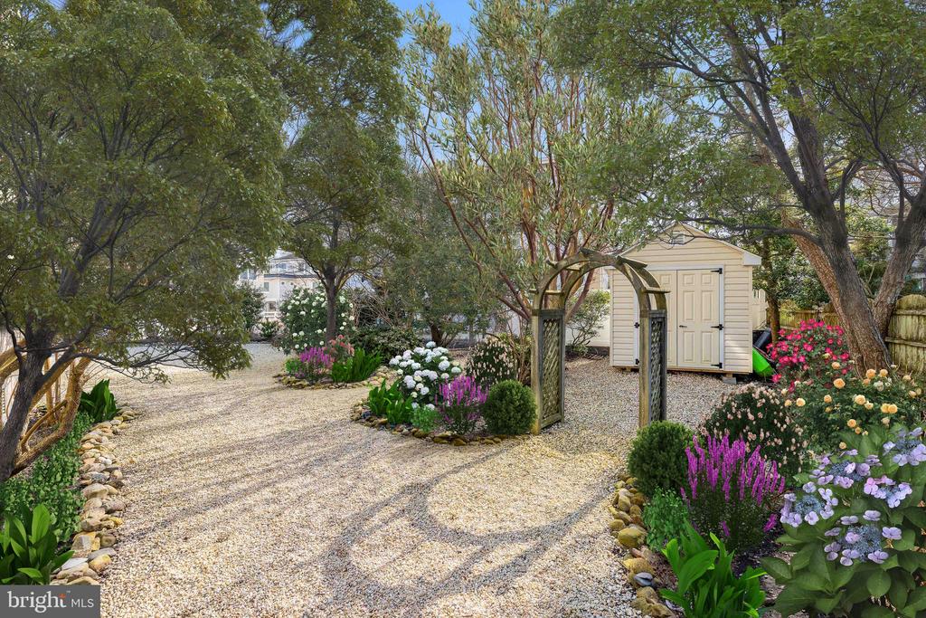 108 ROXIE AVENUE Unit: 2