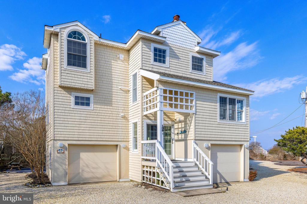 108 ROXIE AVENUE Unit: 2