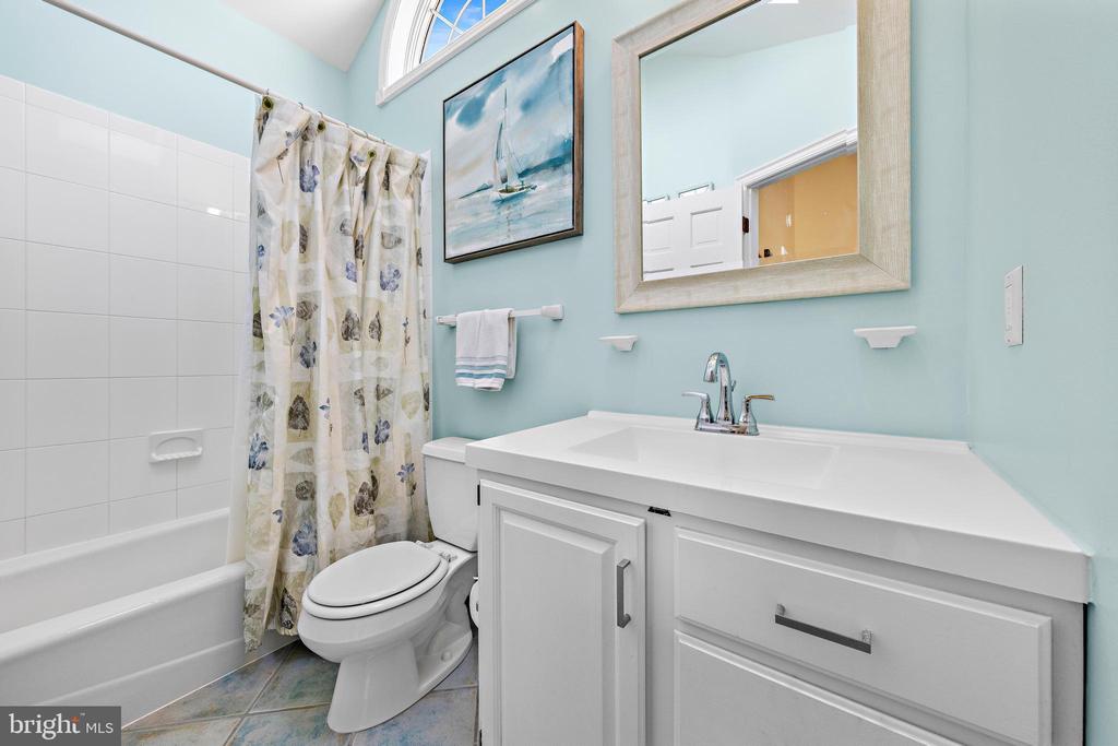 108 ROXIE AVENUE Unit: 2