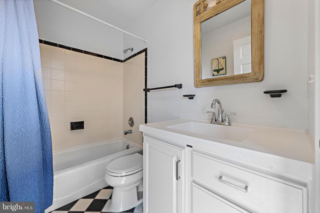 108 ROXIE AVENUE Unit: 2
