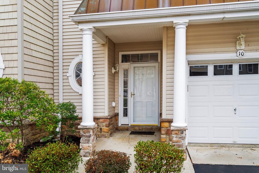 10 SEA BREEZE COURT