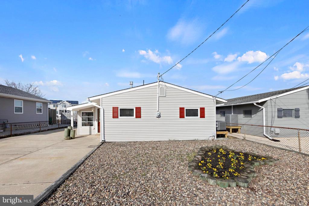 8 CRANBURY LAKE DRIVE