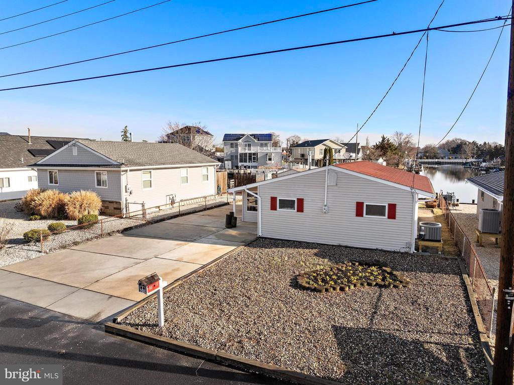 8 CRANBURY LAKE DRIVE