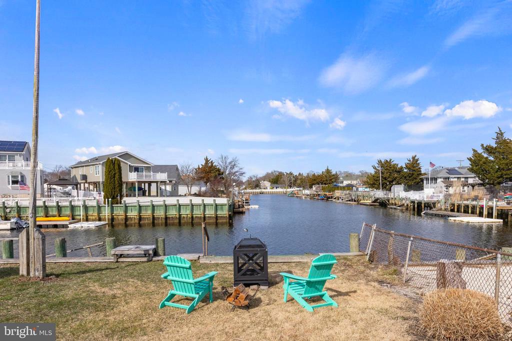8 CRANBURY LAKE DRIVE