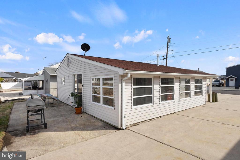 8 CRANBURY LAKE DRIVE