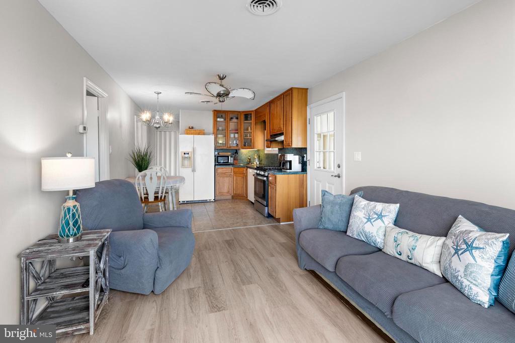 8 CRANBURY LAKE DRIVE