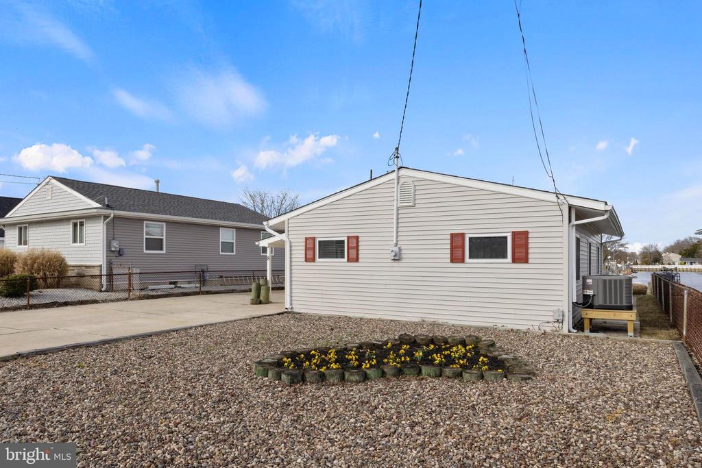 8 CRANBURY LAKE DRIVE