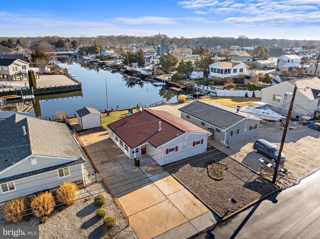 8 CRANBURY LAKE DRIVE