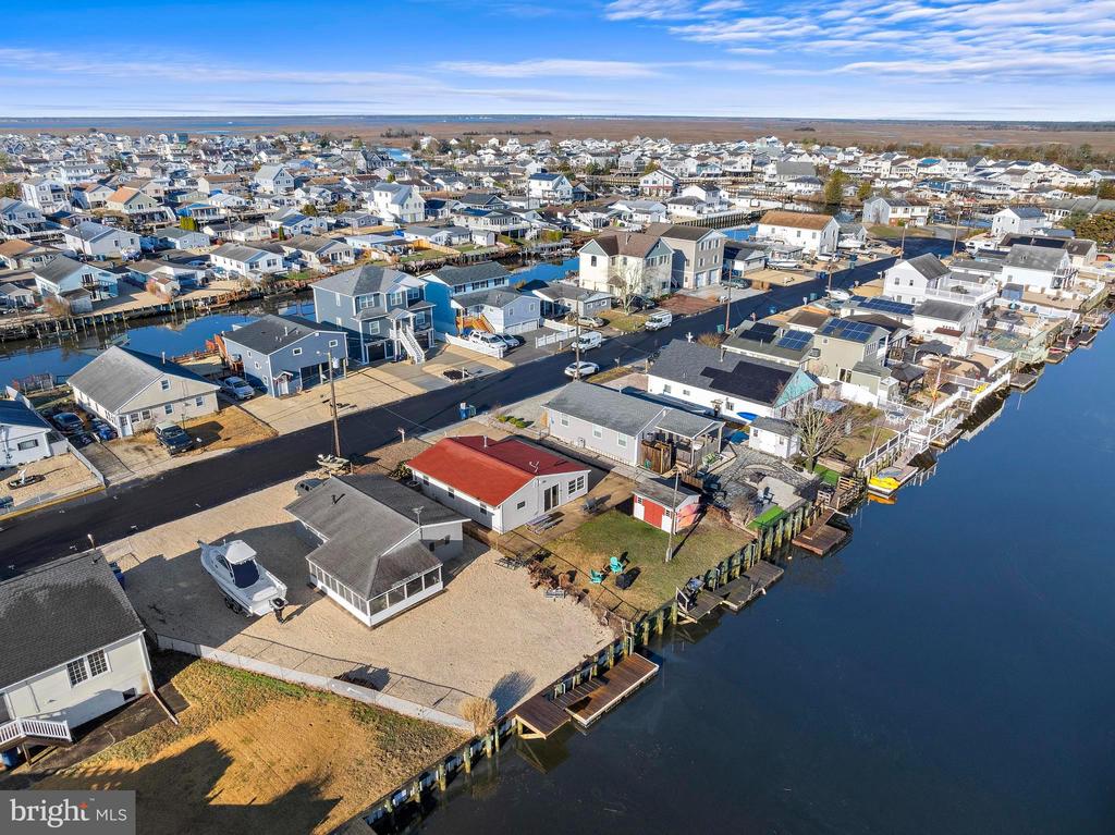 8 CRANBURY LAKE DRIVE