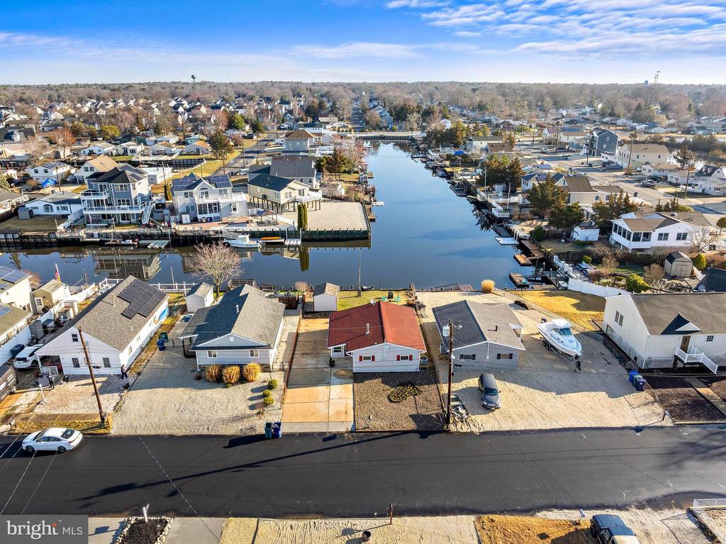 8 CRANBURY LAKE DRIVE