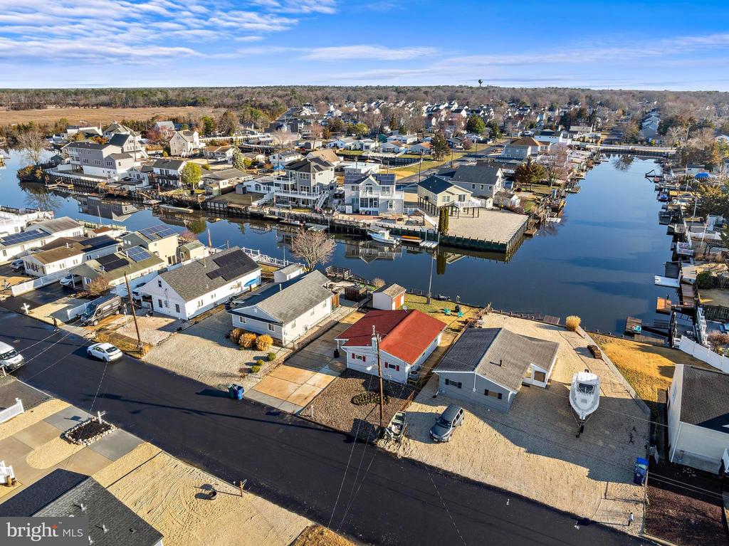 8 CRANBURY LAKE DRIVE
