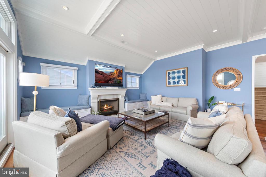 107 E JEANETTE AVENUE